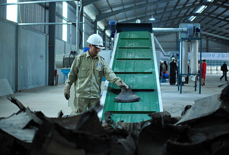 Sản xuất gạch cao su từ lốp ô tô phế thải